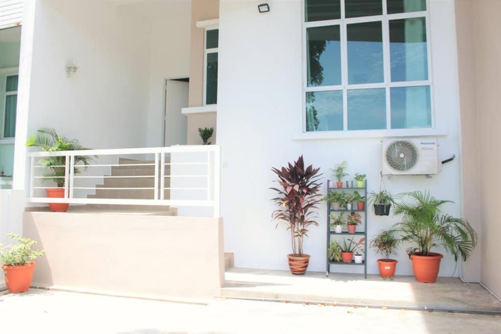 טנג'ונג בונגא New Seaview Cozy Modern Beach House מראה חיצוני תמונה
